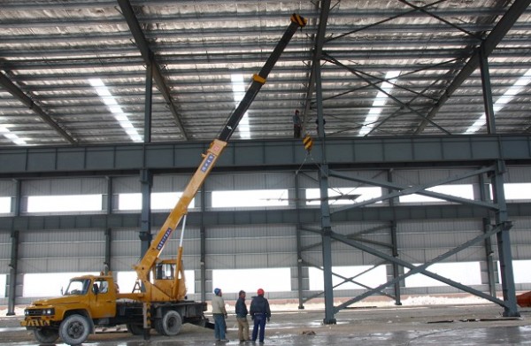 鋼結構廠房是怎樣報價的？每平米報價？按噸報價？