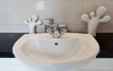 移動廁所的馬桶、面盆油漬和污垢不知如何去除